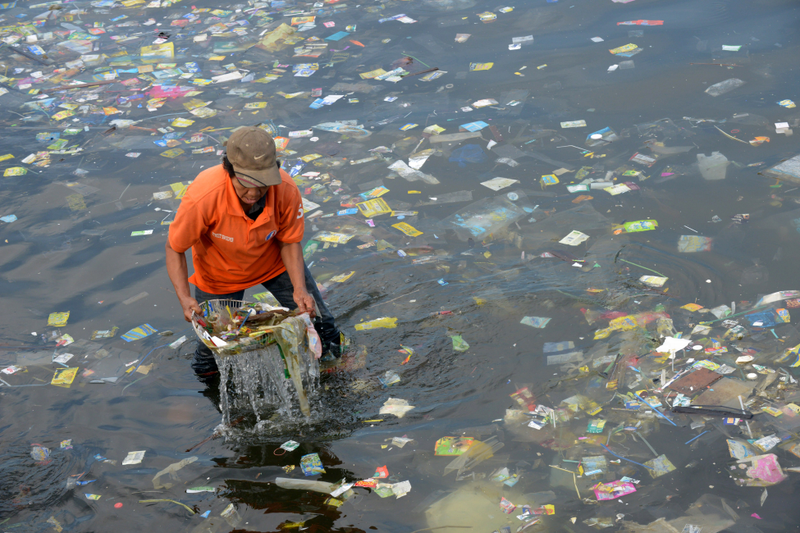 Plastic bags and other rubbish are collected from the waters of Manila Bay on July 3, 2014 during a campaign by environmental activists and volunteers calling for a ban of the use of plastic bags. / JAY DIRECTO/AFP/Getty Images